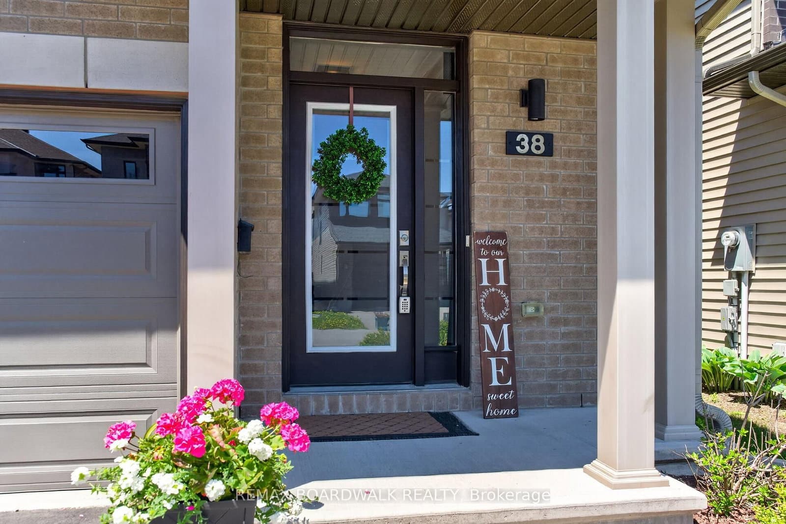 38 Thunderbolt Street, Ottawa, ON — photo 2