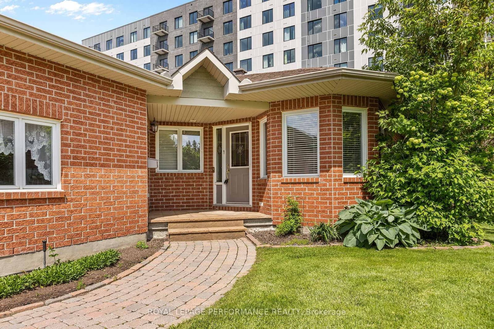 7 Roseglen Private, Ottawa, ON — photo 2