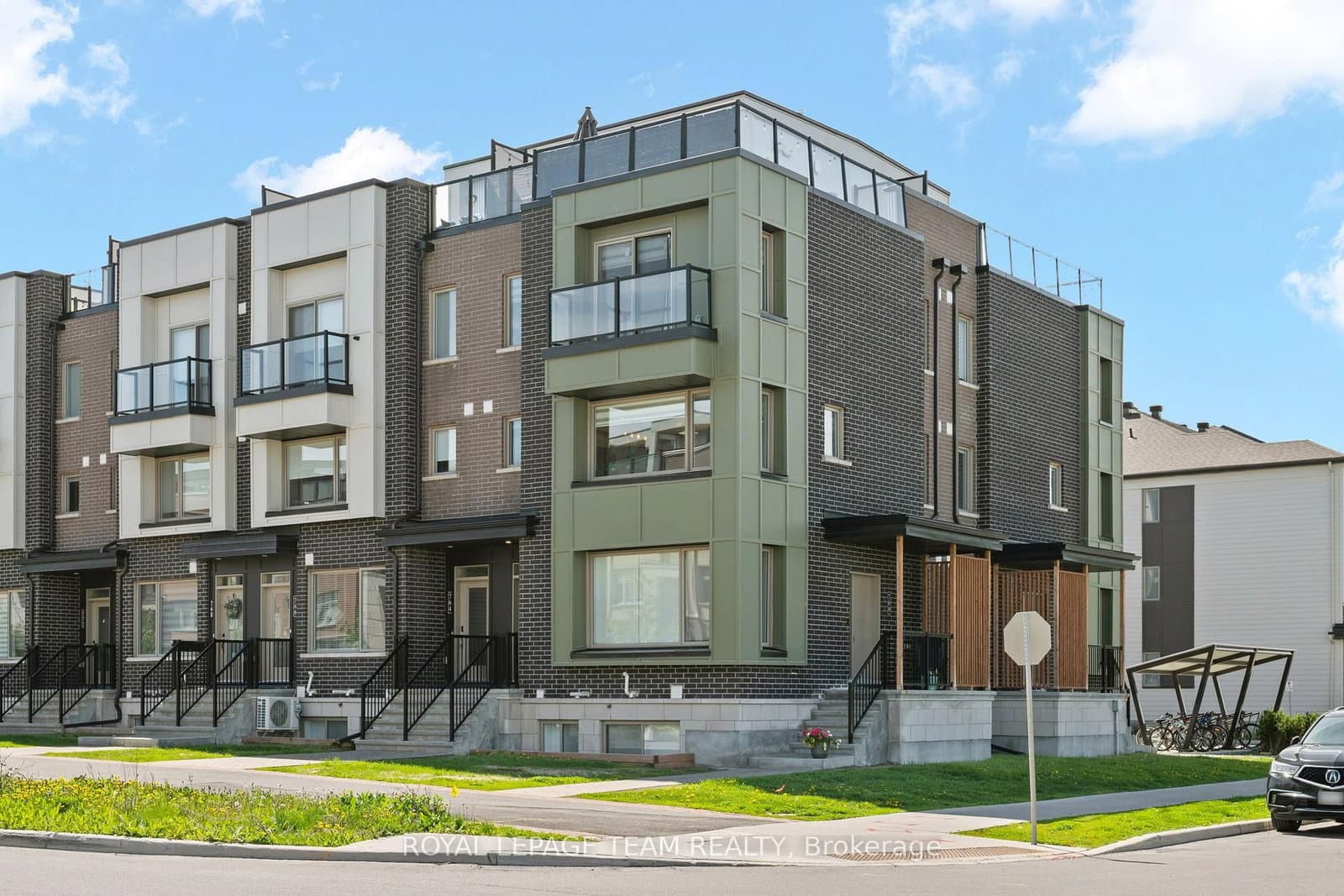 762 Mikinak Road, Ottawa, ON