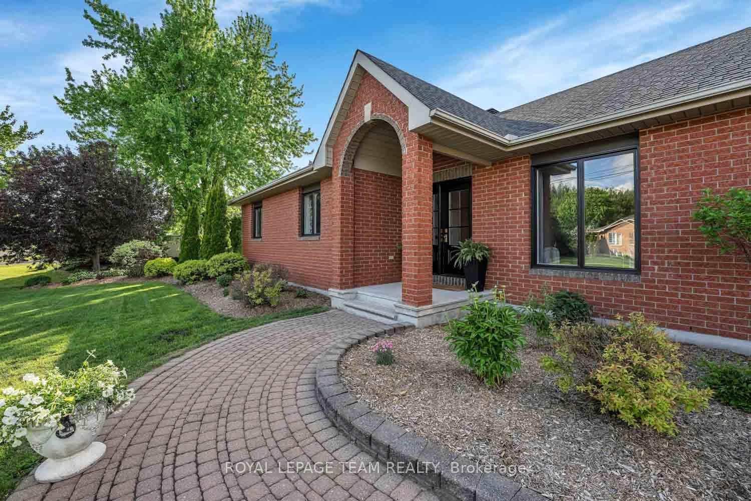 6567 Courtland Grove Crescent, Greely, ON — photo 2