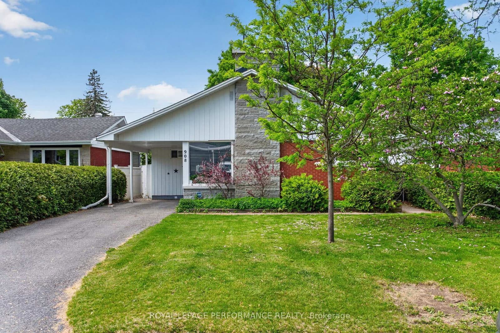 908 Innswood Drive, Ottawa, ON