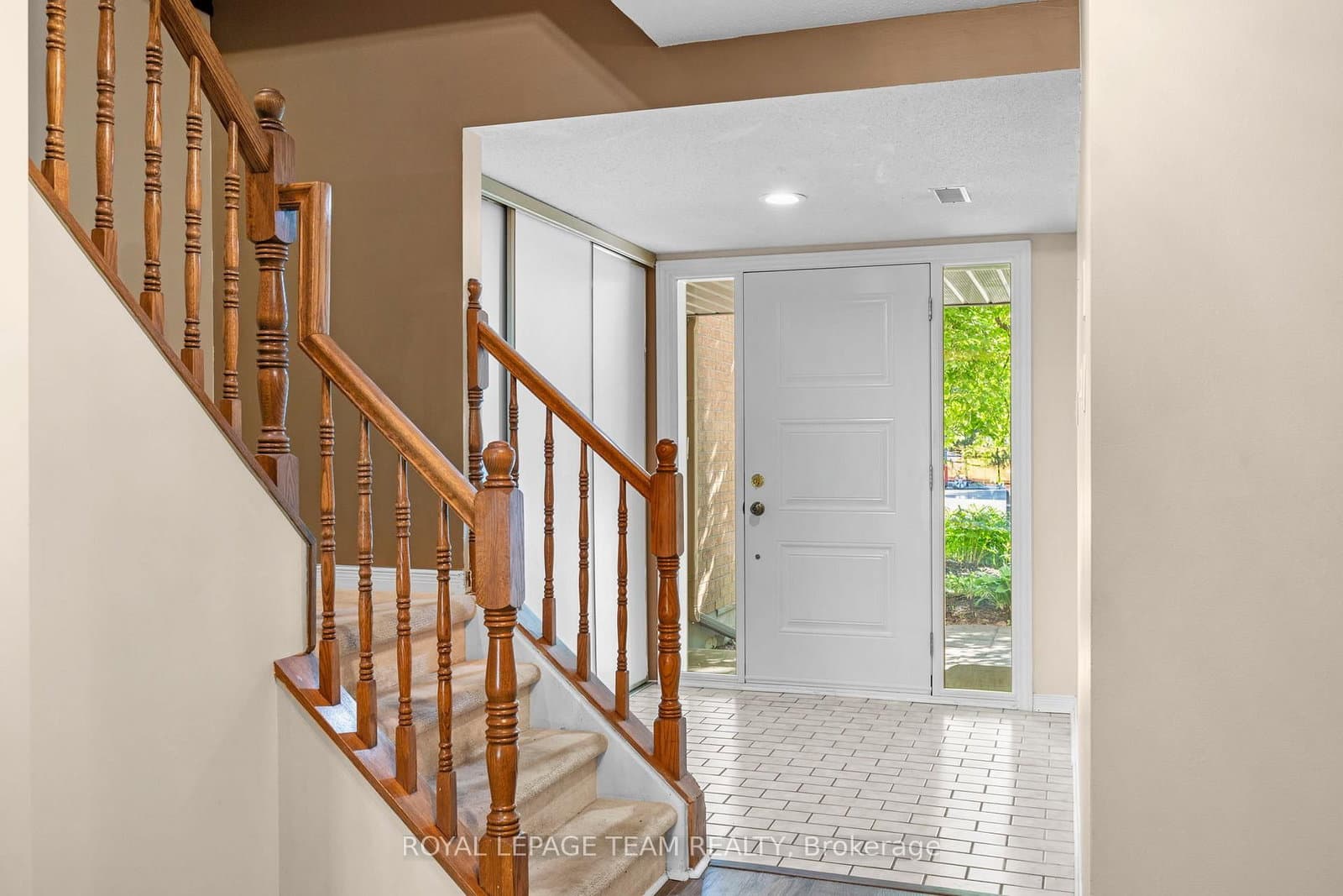 8 Mannington Court, Ottawa, ON — photo 2